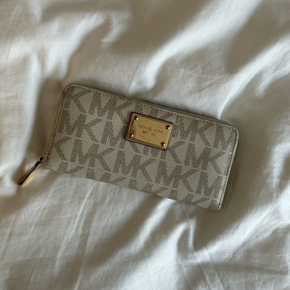 Micheal Kors White Monogram Wallet